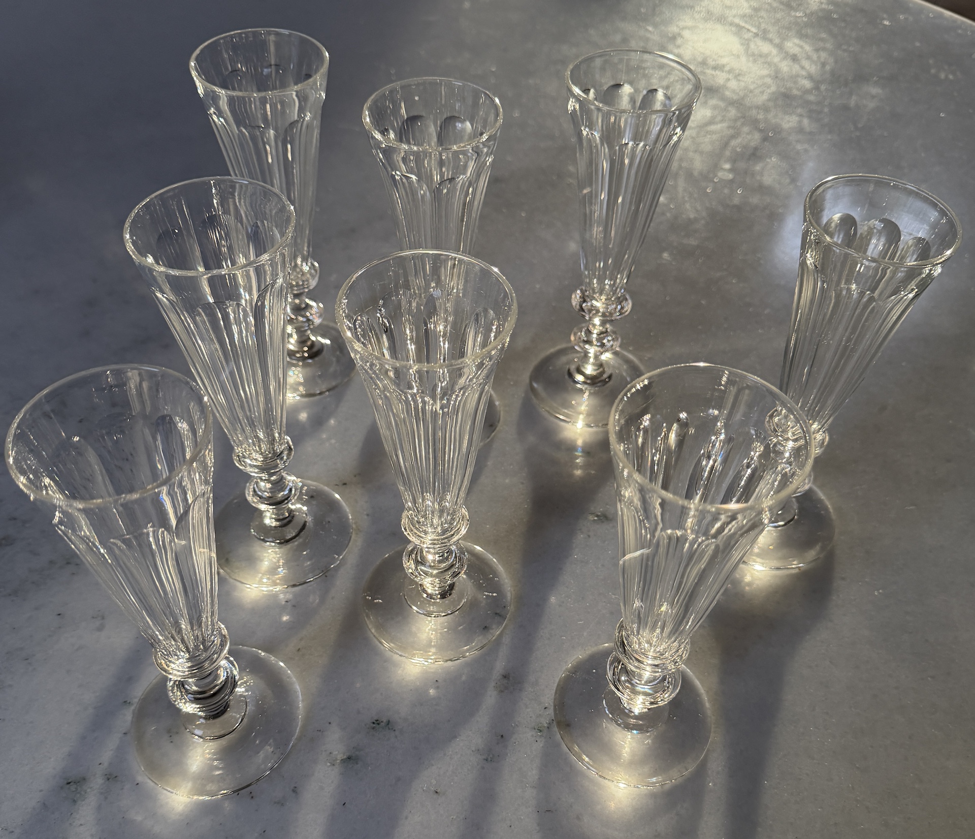 Huit Flûtes à Champagne en Cristal attribuées à Baccarat