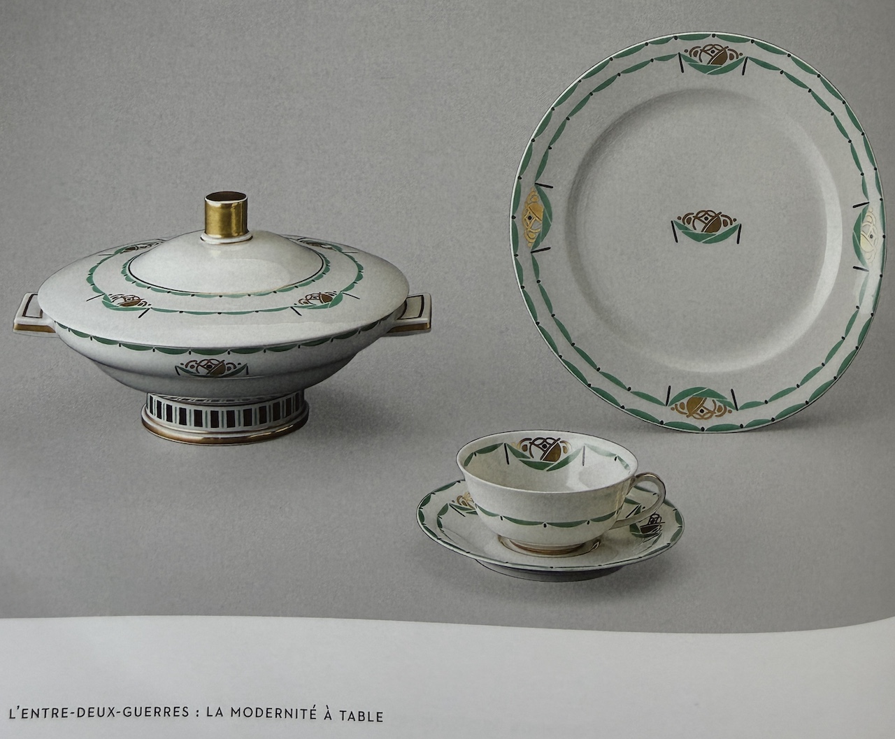 Grand Service de Table Art Déco en Porcelaine de Limoges 59 pièces
