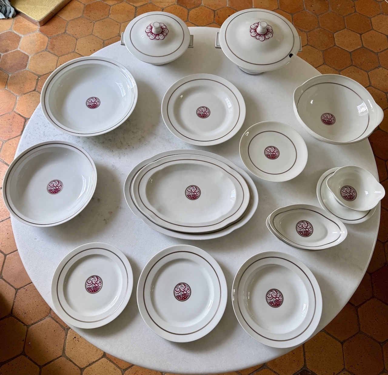 Grand Service de Table Art Déco en Porcelaine de Limoges 59 pièces